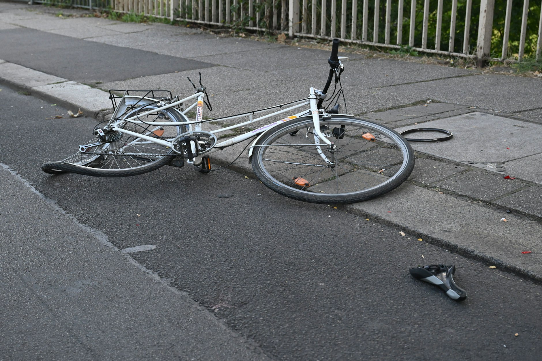 Mann kippt mit seinem Fahrrad auf Gehweg in Marzahn um - tot