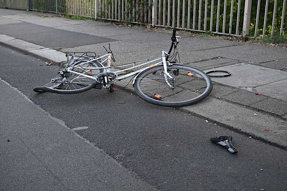 Bei einem schweren Unfall auf dem Gehweg war ein Mann gestürzt. (Symbolfoto)