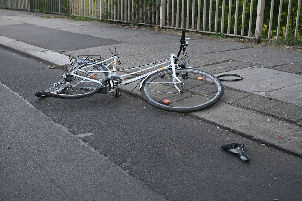 Mann kippt mit seinem Fahrrad auf Gehweg in Marzahn um – tot