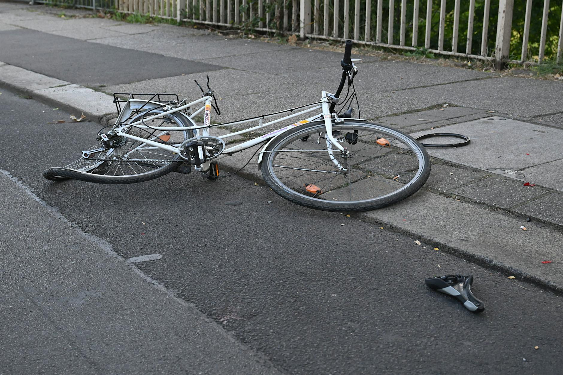 Mann kippt mit seinem Fahrrad auf Gehweg in Marzahn um - tot