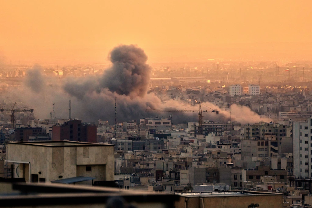 Teheran: Eine Rauchwolke steigt nach einem amerikanisch-israelischen Militärschlag auf.