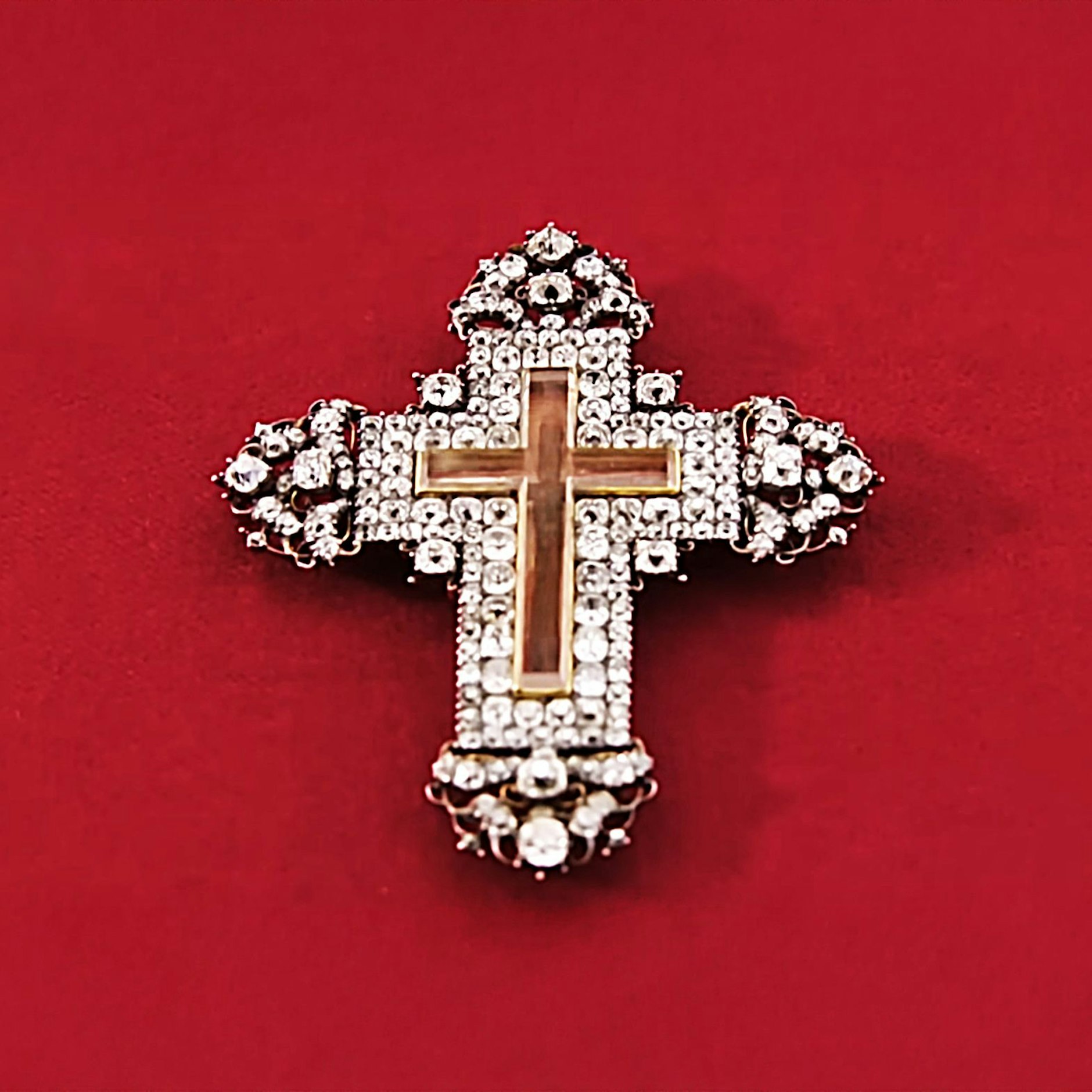 Das mit Diamanten besetzte Kreuz enthält ein weiteres kleines Kreuz, in dem echte Holzstücke vom Kreuz Jesu Christi untergebracht sind. Bei Bares für Rares wurde das besondere Stück verkauft.