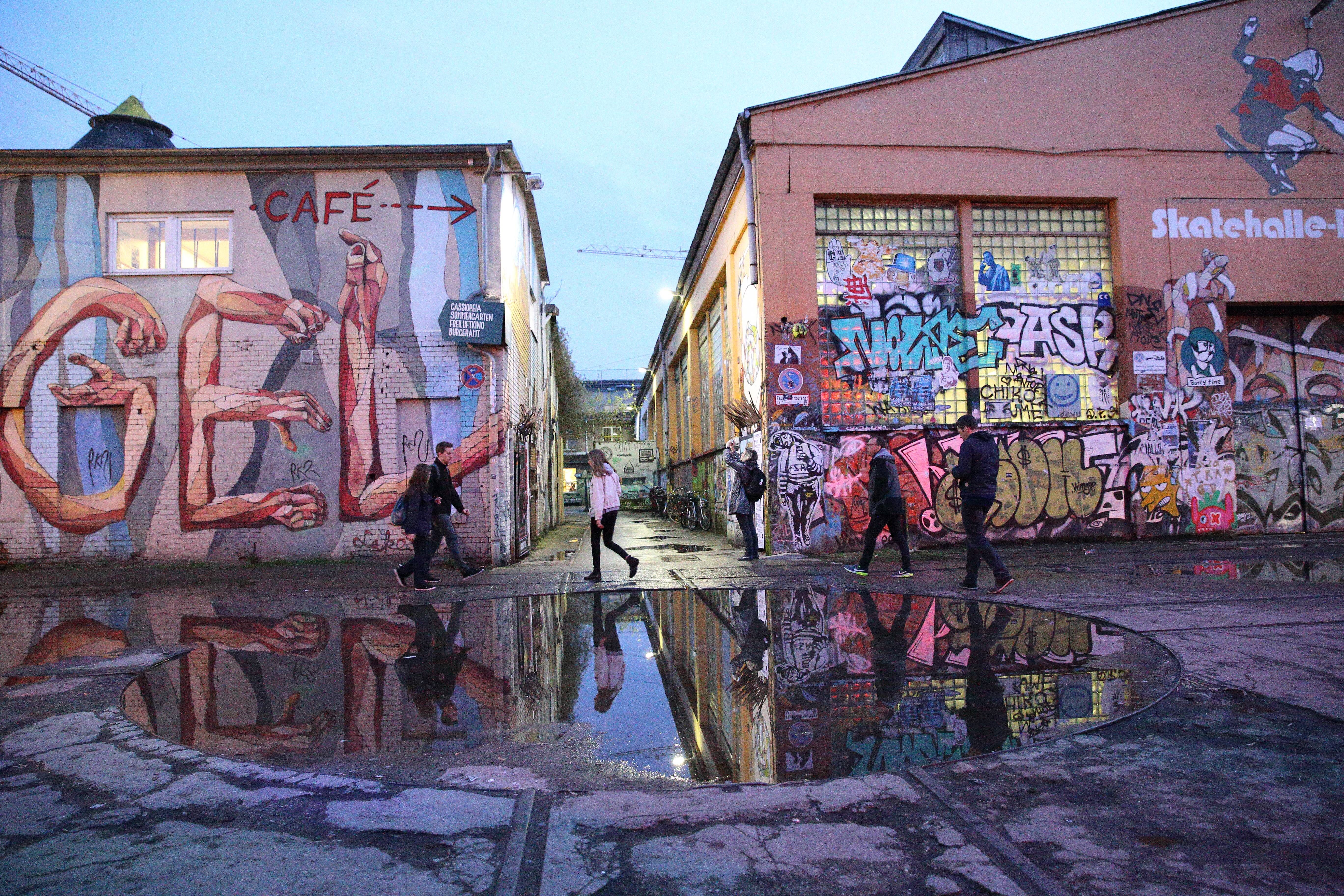 Feuer und Hakenkreuze auf dem RAW-Gelände: Staatsschutz ermittelt