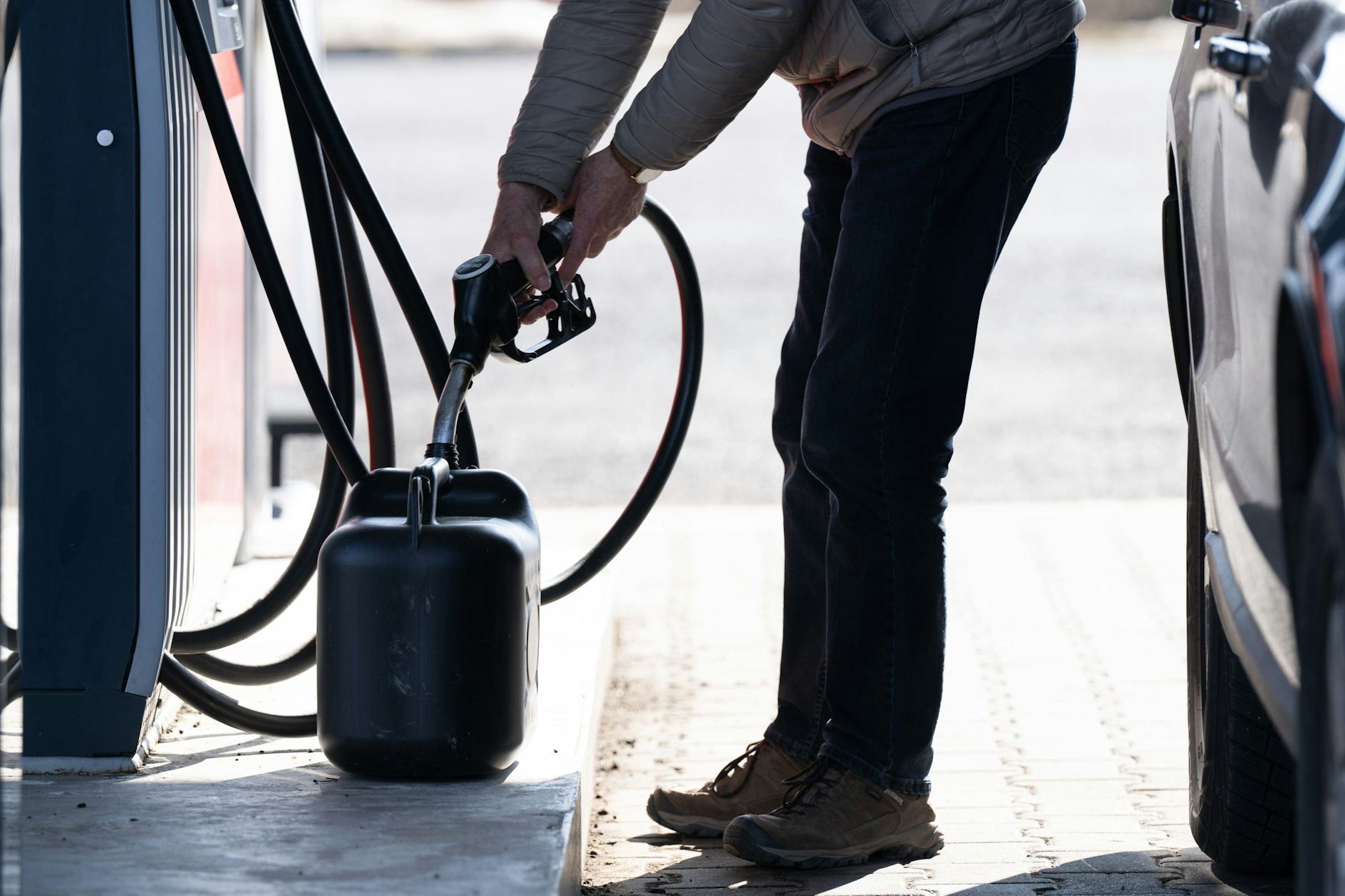 Deutsche Autofahrer tanken aufgrund des hohen Preisunterschieds verstärkt in Polen und Tschechien.