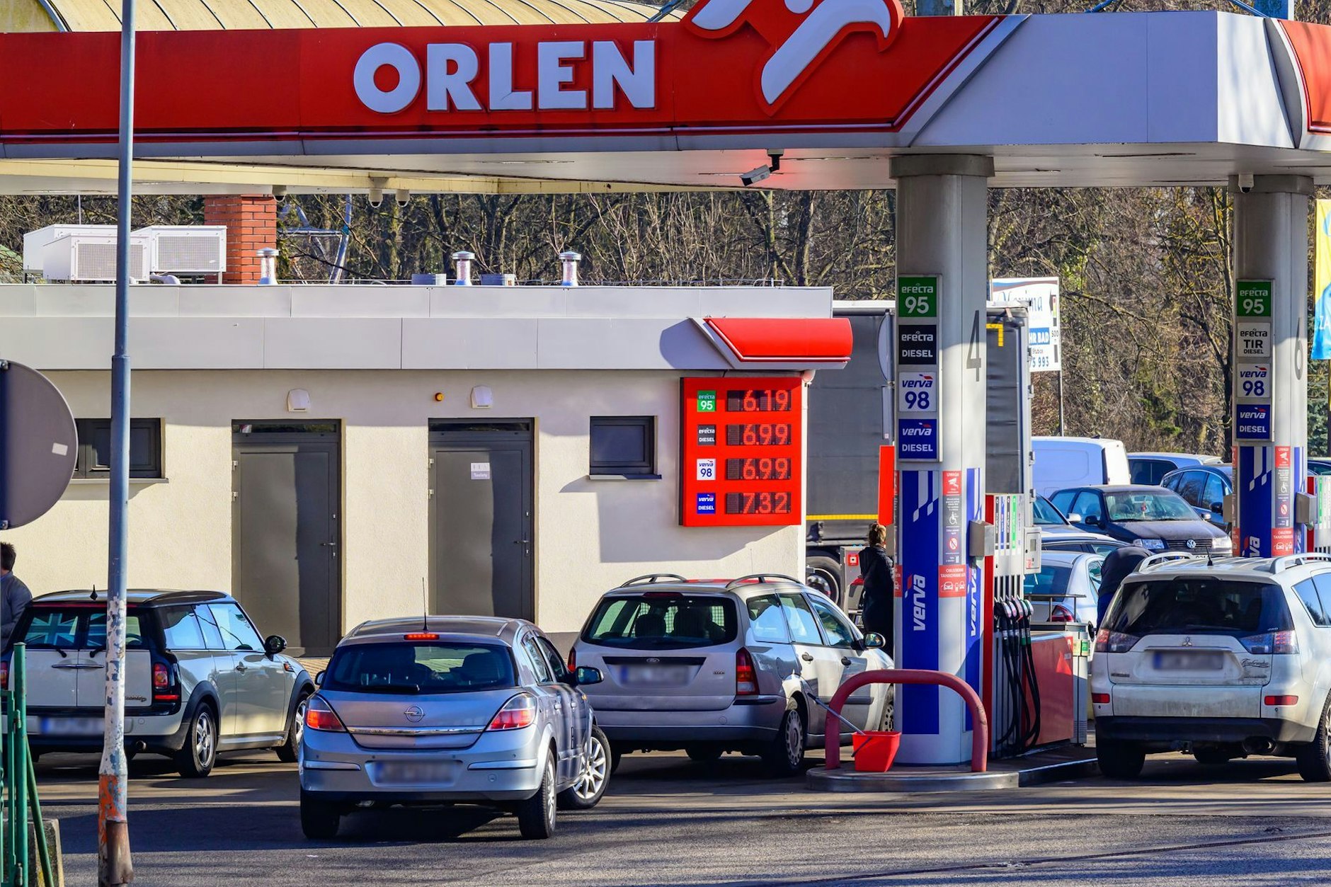Fahrzeuge mit deutschen Kennzeichen stehen an einer Tankstelle im polnischen Słubice Schlange.