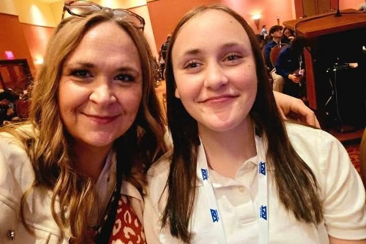 Jodie und ihre Tochter Lexi waren im Auto unterwegs, als der Tornado ihr Fahrzeug erfasste. Der Wagen wurde auf ein Feld geschleudert.