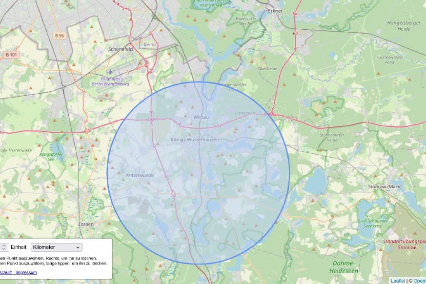 Die Karte zeigt den 10-Kilometer-Radius um den betroffenen Geflügelhof in Königs Wusterhausen. Im oberen Teil der Karte liegt Treptow-Köpenick.