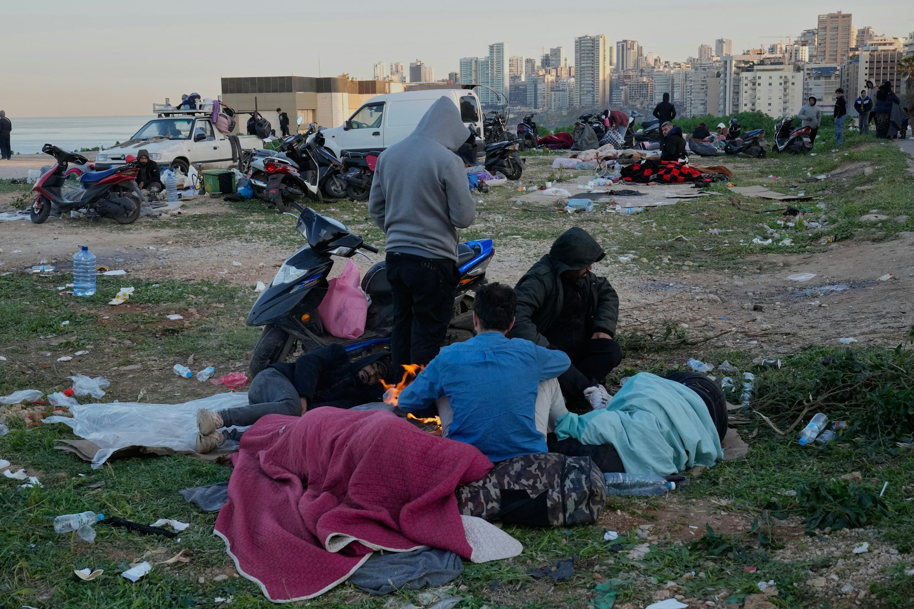 Vertriebene aus den südlichen Vororten Beiruts suchen Schutz, nachdem sie vor den israelischen Luftangriffen fliehen mussten.
