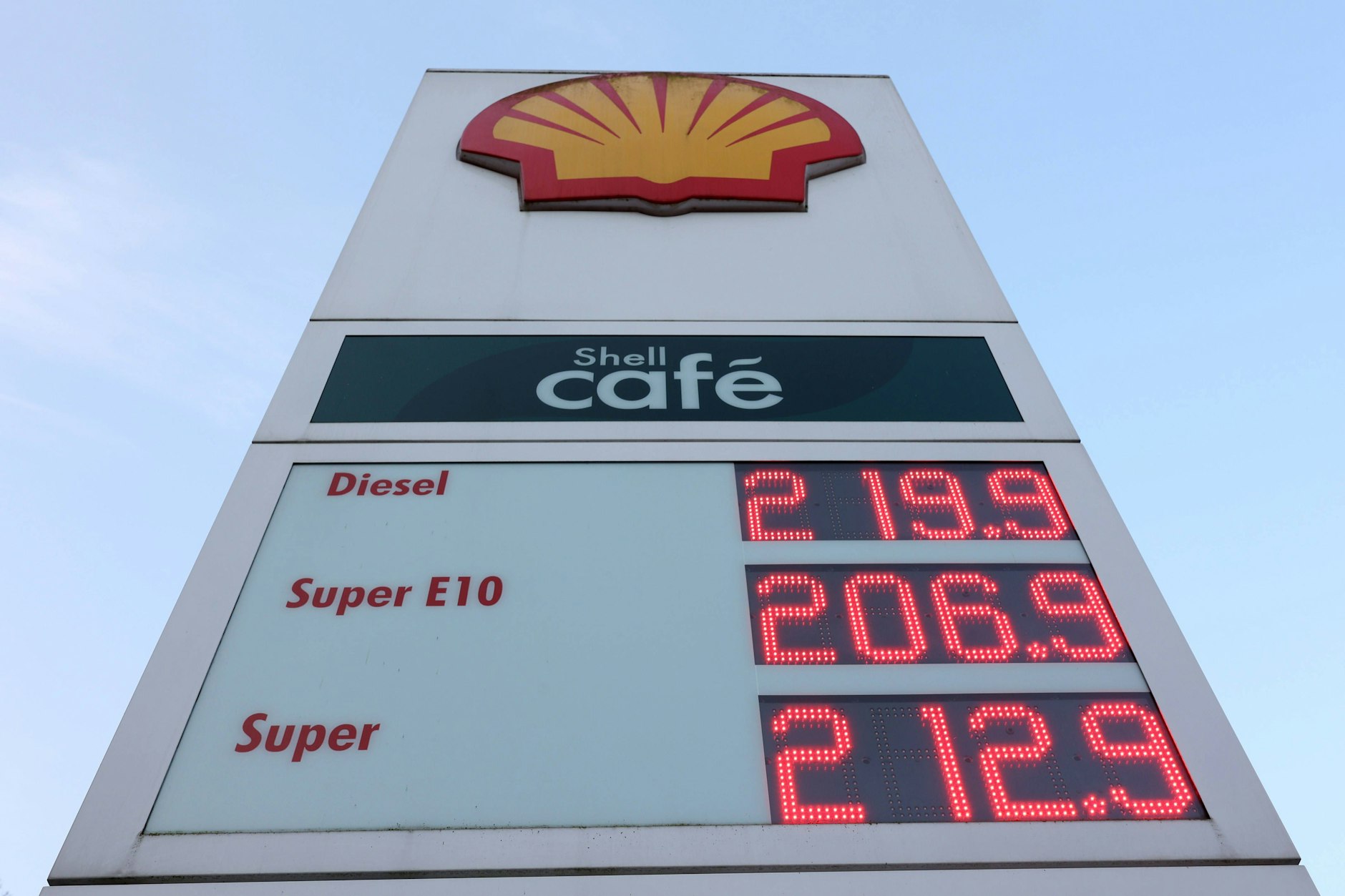 Wie hoch geht der Spritpreis wegen des Krieges im Iran noch? Die Preise liegen über 2 Euro.