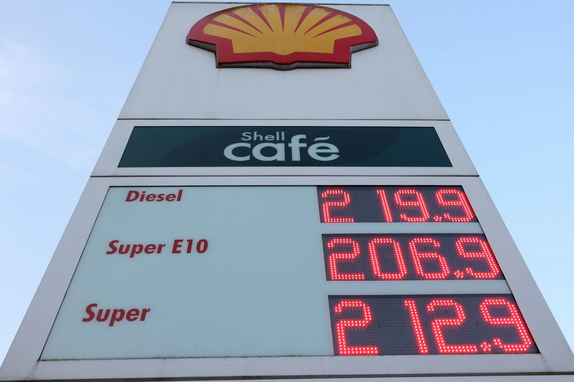 Sprit-Abzocke, Frust: Tankstellenpächter gehen auf Öl-Konzerne los