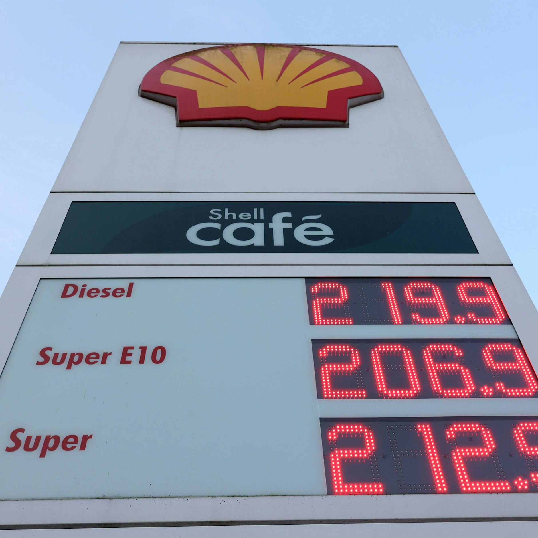 Sprit-Abzocke, Frust: Tankstellenpächter gehen auf Öl-Konzerne los