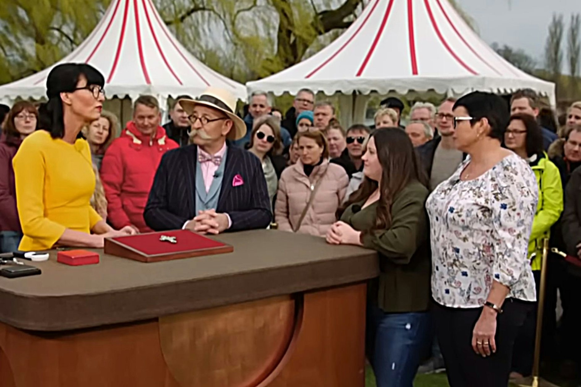 Expertin Heide Rezepa-Zabel, Moderator Horst Lichter und die beiden Kandidatinnen Stephanie Huber und Cosima Birk bei „Bares für Rares“.