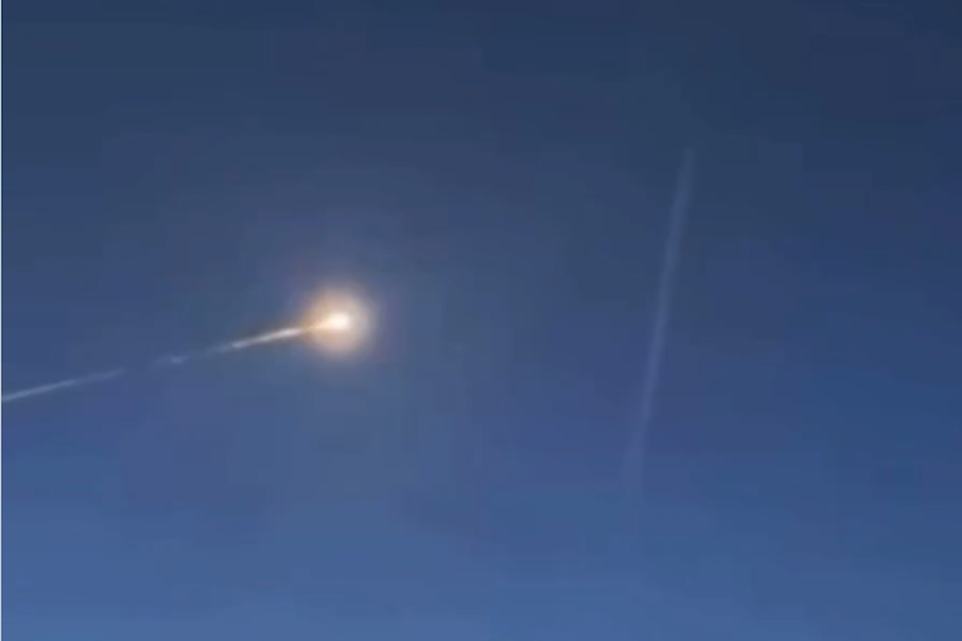 Der Meteor wurde am Sonntagabend am Himmel von Westdeutschland beobachtet.