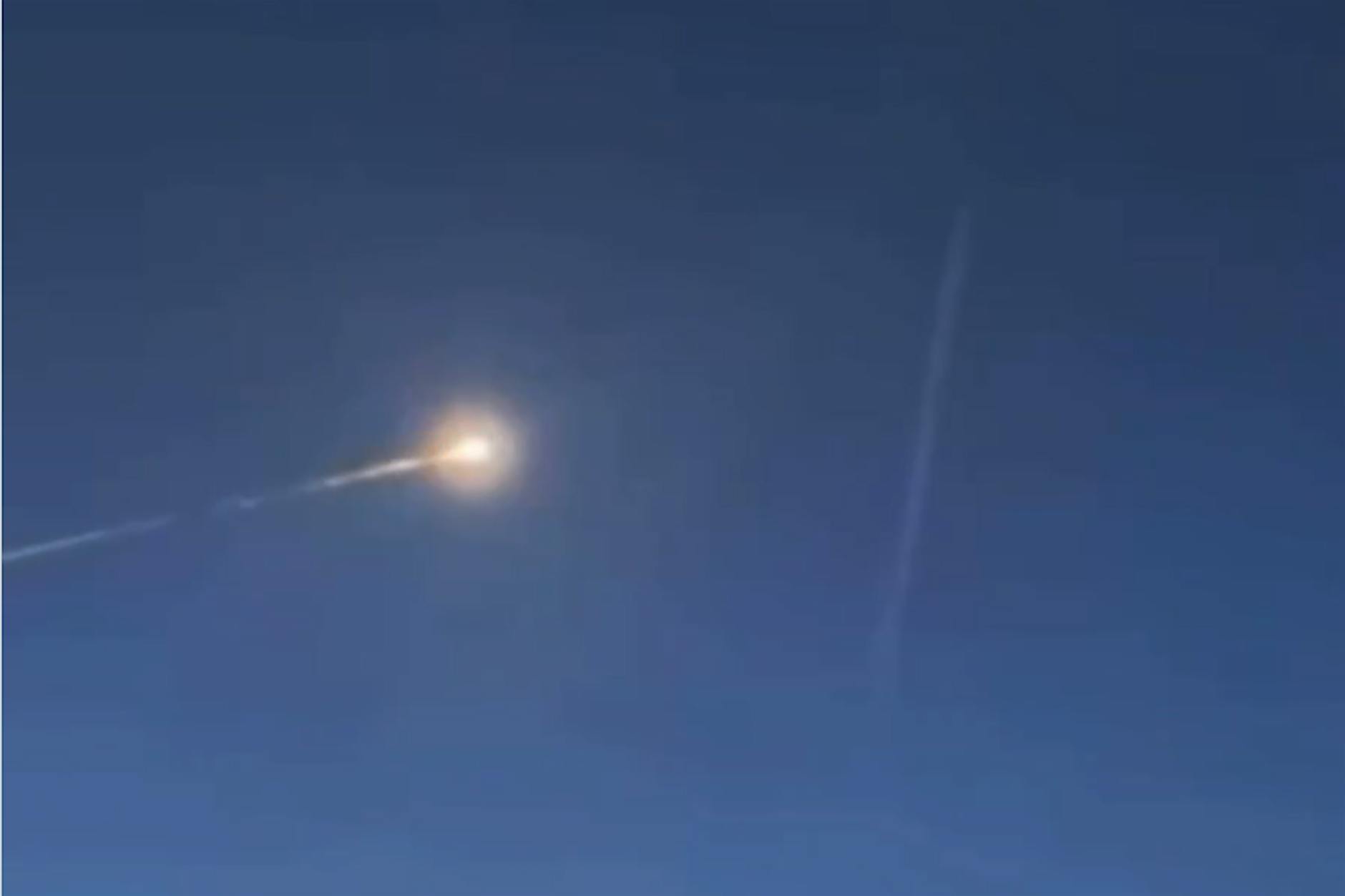 Lichtblitz und lauter Knall: Meteorit schlägt in Häuser ein