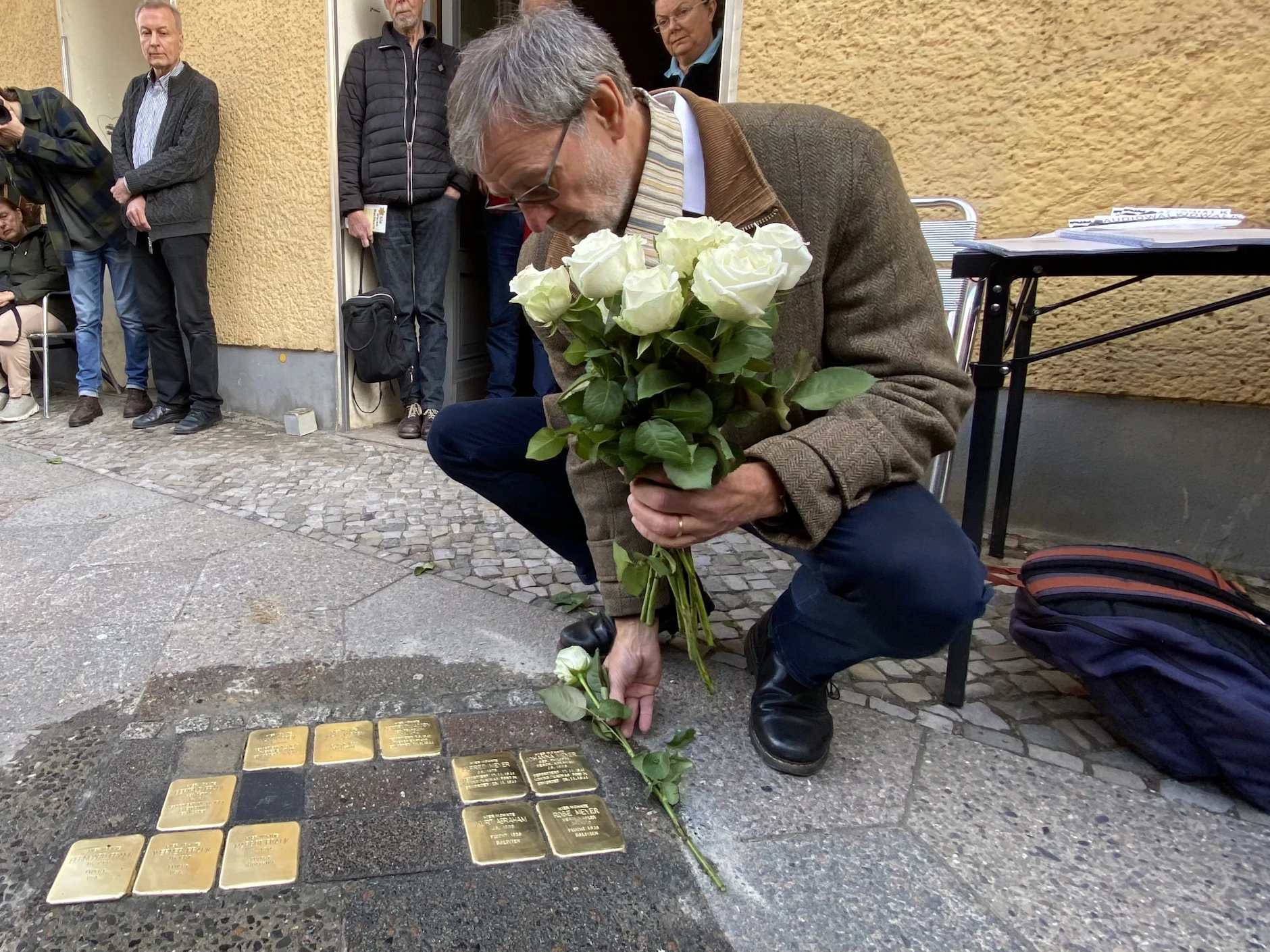 Georg Frank recherchierte zu den einstigen jüdischen Bewohnern seines Hauses, seit Sonntag erinnern elf Stolpersteine an ihr Schicksal.