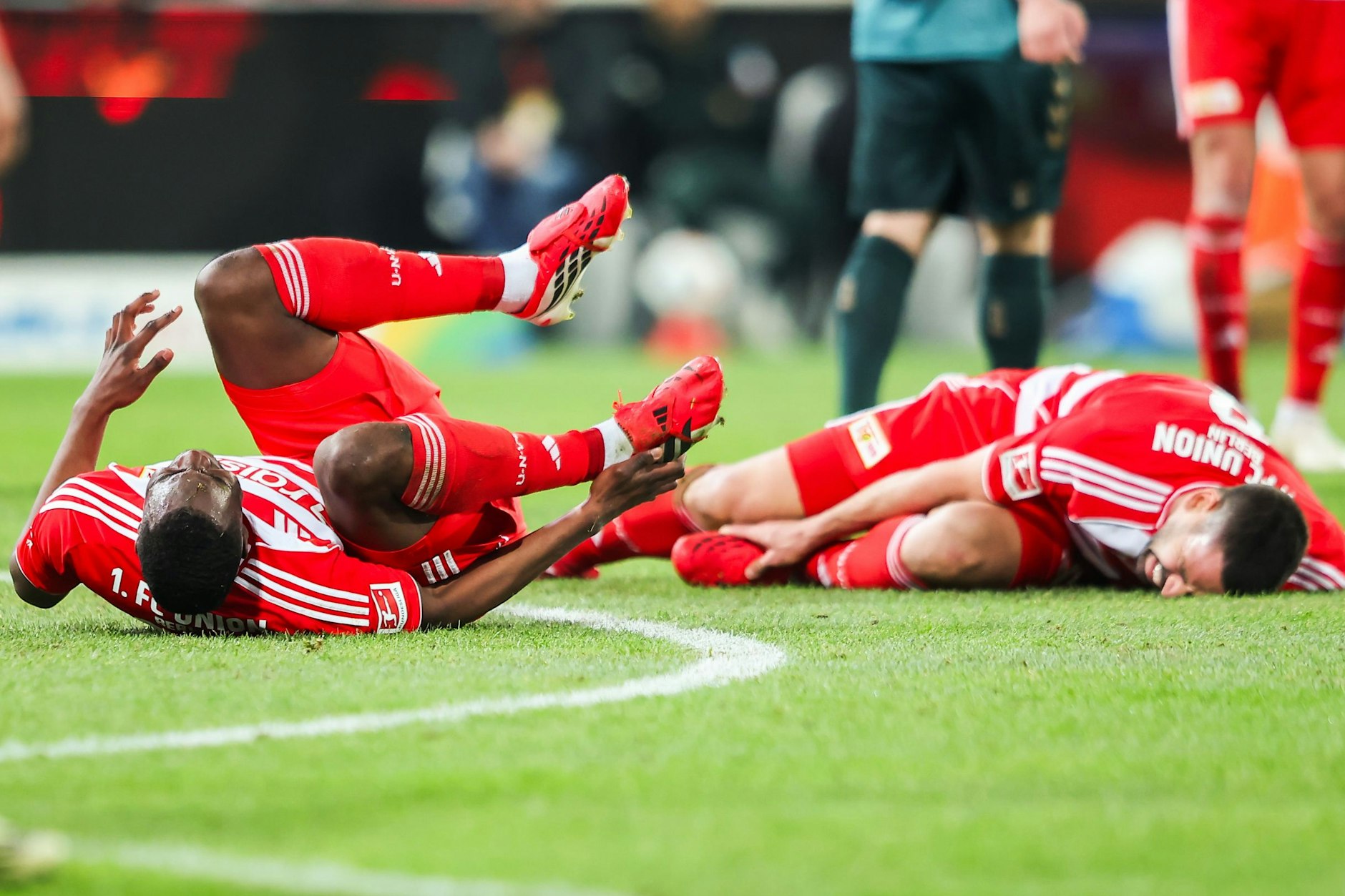 Schmerzhafte Landung im Abstiegskampf: Ilyas Ansah (l.), Rani Khedira und der 1. FC Union Berlin mussten gegen den SV Werder Bremen eine deutliche Niederlage einstecken.