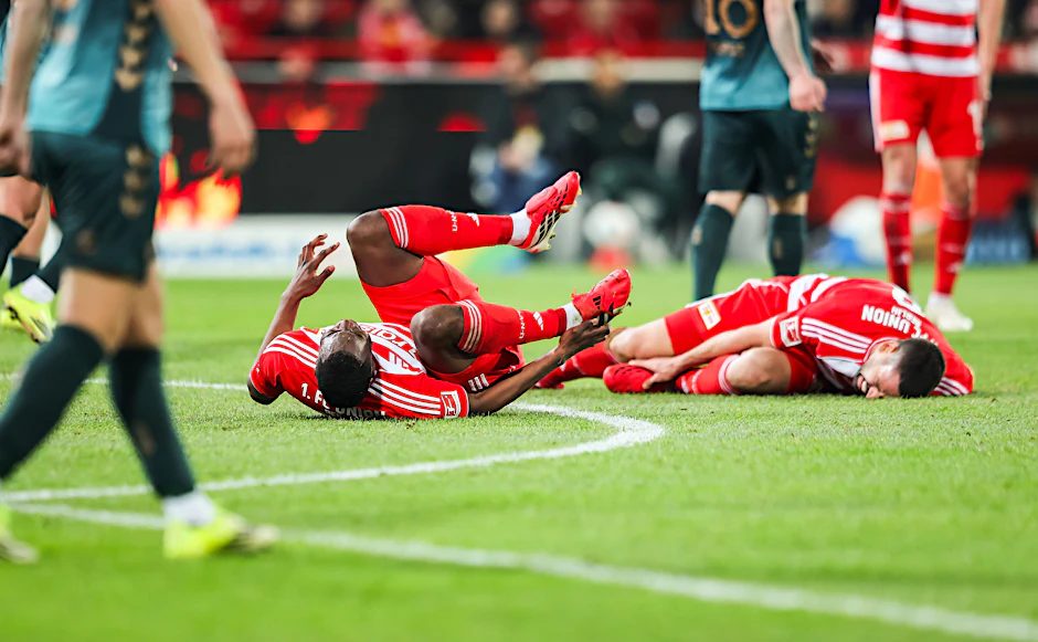 Schmerzhafte Landung im Abstiegskampf: Ilyas Ansah (l.), Rani Khedira und der 1. FC Union Berlin mussten gegen den SV Werder Bremen eine deutliche Niederlage einstecken.