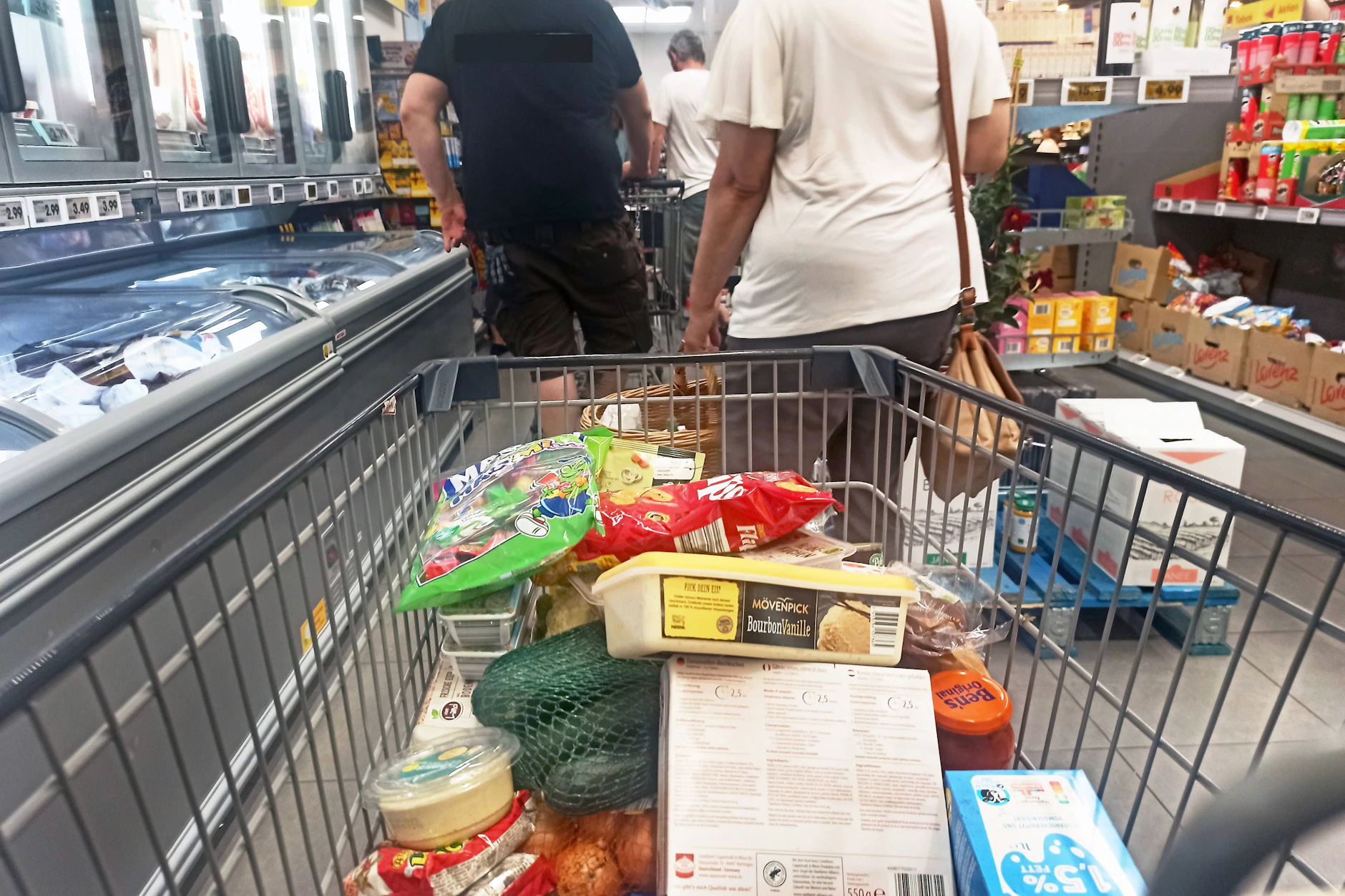 Natürlich, proteinreich und ohne Zusätze: Hersteller werben in den Regalen der Supermärkte gern mit gesund klingenden Begriffen.