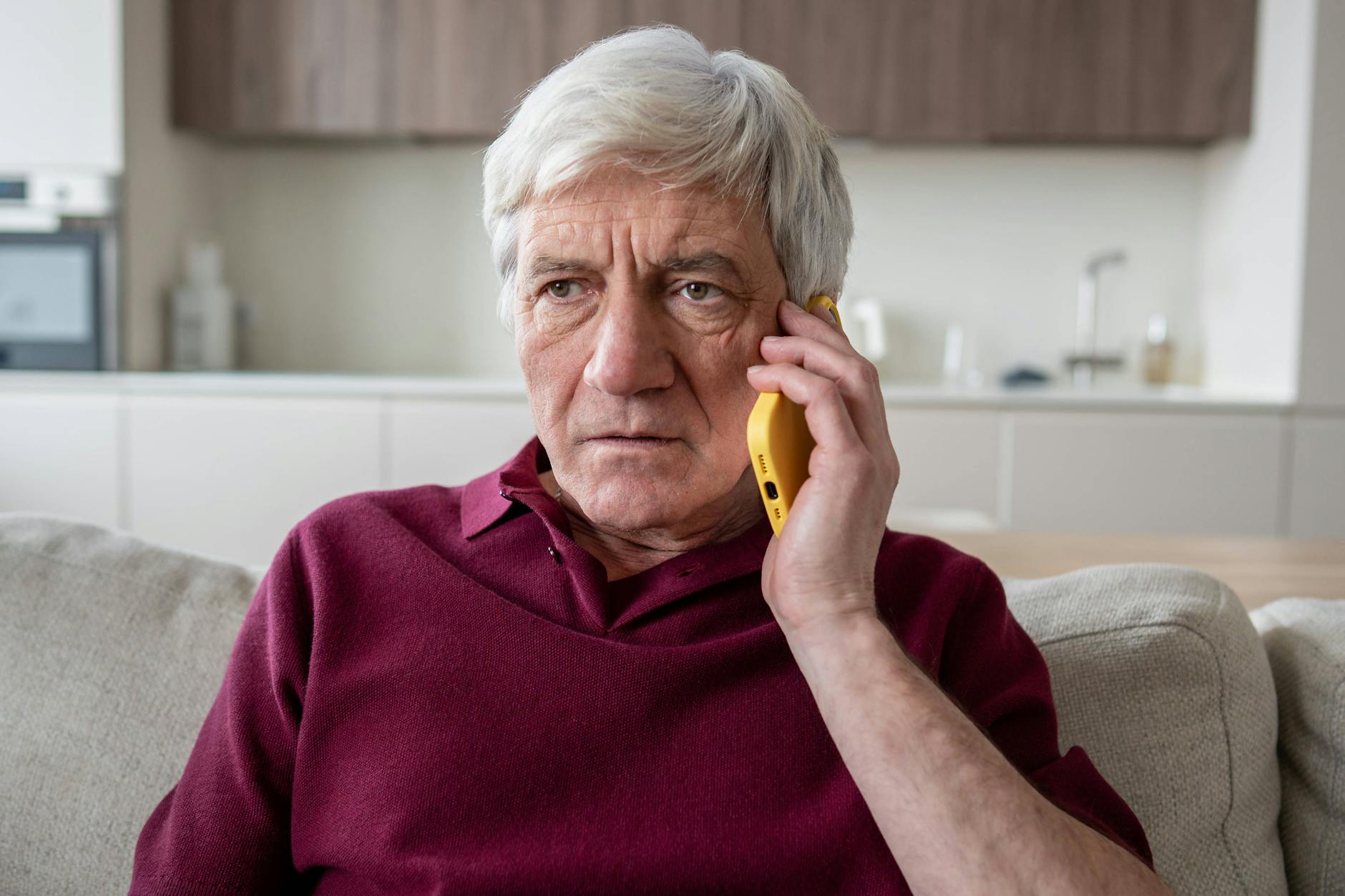 Bei Anrufen von unbekannten Nummern sollte man heutzutage leider generell misstrauisch sein. Wenn sich niemand meldet, legen Sie unbedingt auf!