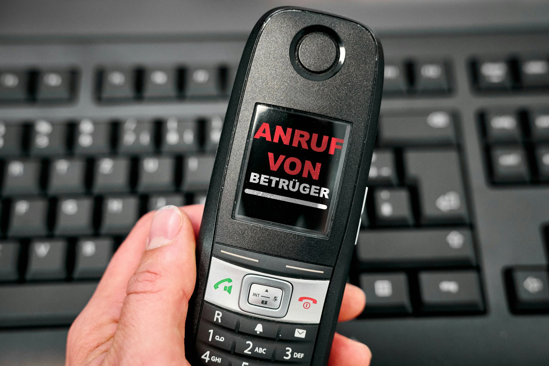 Vor allem ältere Menschen werden schnell zu Opfern der dreisten Telefonbetrüger. Stumme Anrufe sind eine besonders gefährliche Masche der Abzocker.