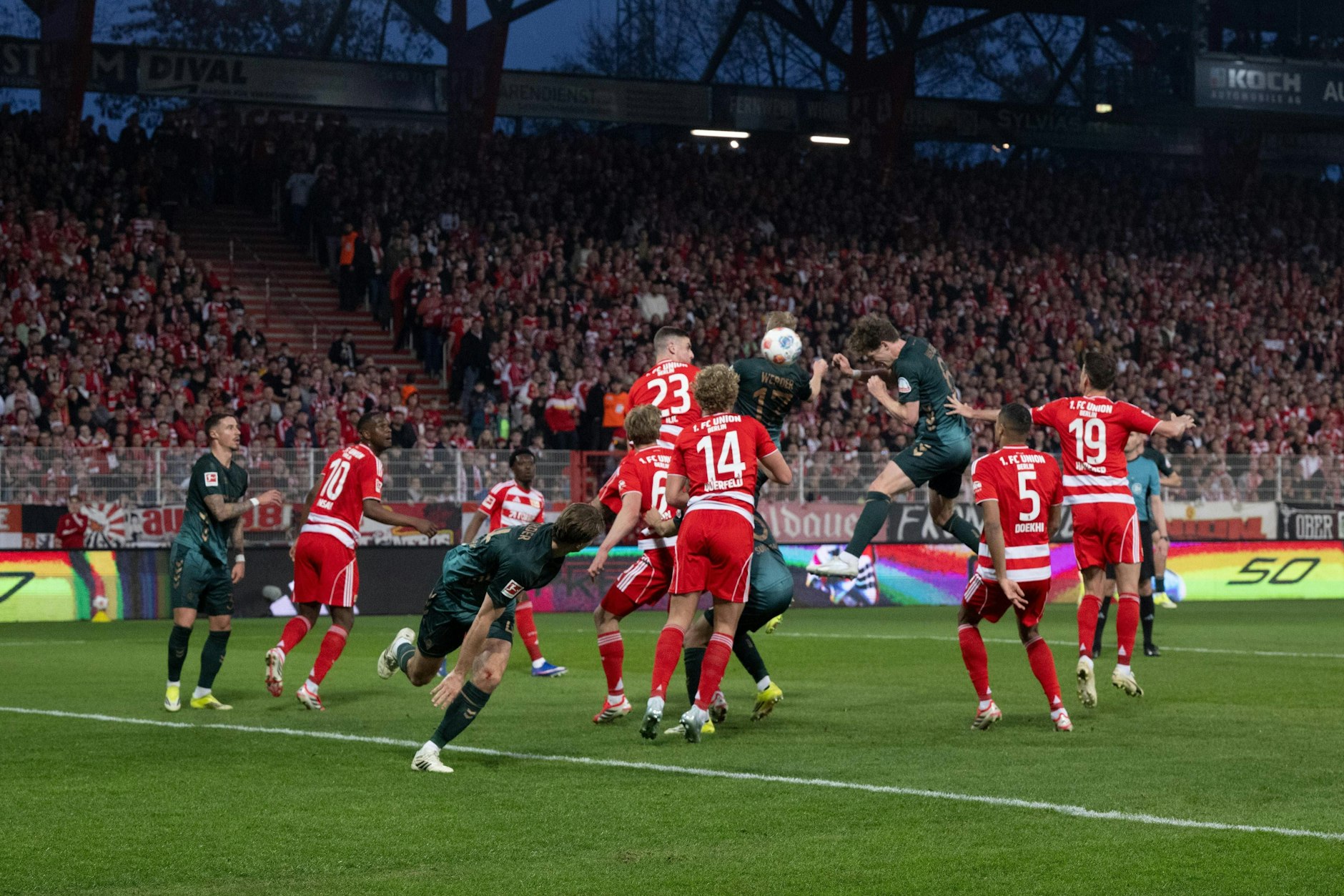 Bremens Jens Stage kommt nach einer Ecke unbedrängt zum Kopfball. Das war das 2:1 für Werder.