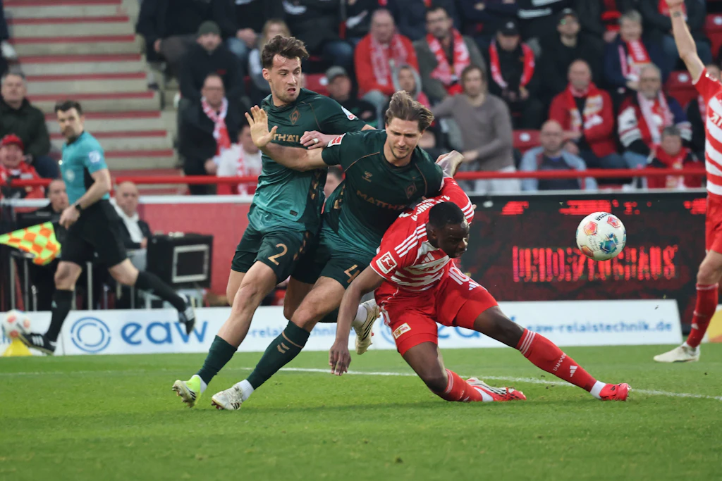 Bremens Niklas Stark hielt Ilyas Ansah fest und es gab Elfer für den 1. FC Union.