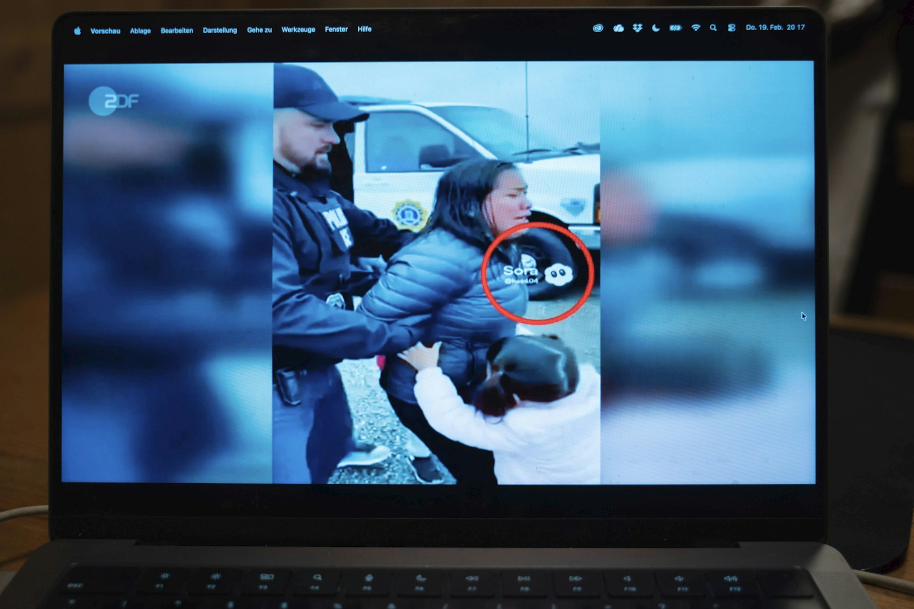 Die Szene von der Festnahme einer Frau, an die sich ihre Kinder klammern, hat es nie gegeben.