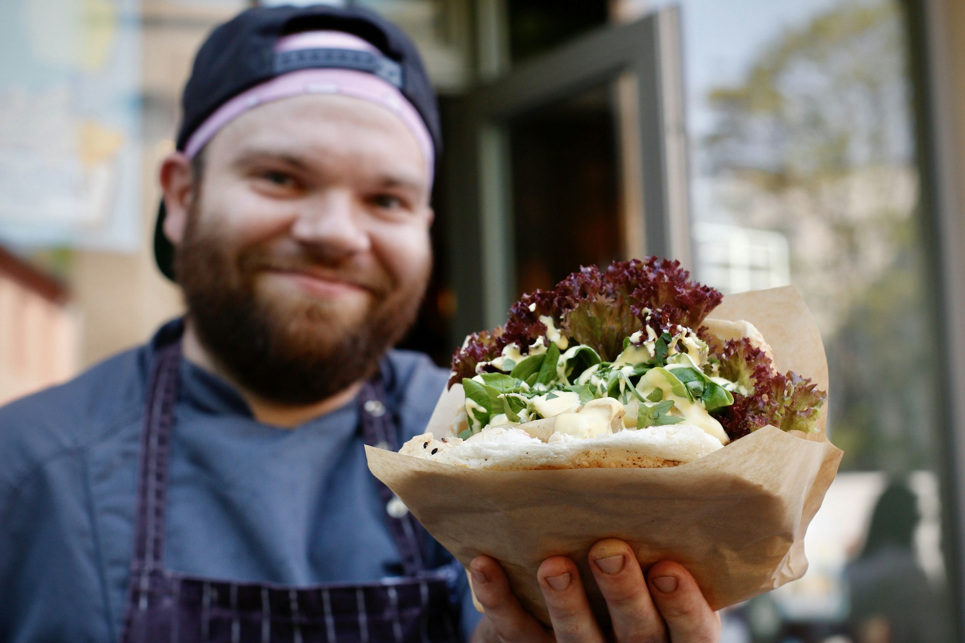 Bei „Kebap with attitude“ in der Gipsstraße wurde im vergangenen Jahr Spargel-Döner angeboten. Dort wird der Spargel im Fladenbrot mit gegrilltem Rindfleisch, Feldsalat, Sauce Hollandaise, Erdbeer-Ingwer-Marmelade und Bärlauch-Mayonnaise serviert.