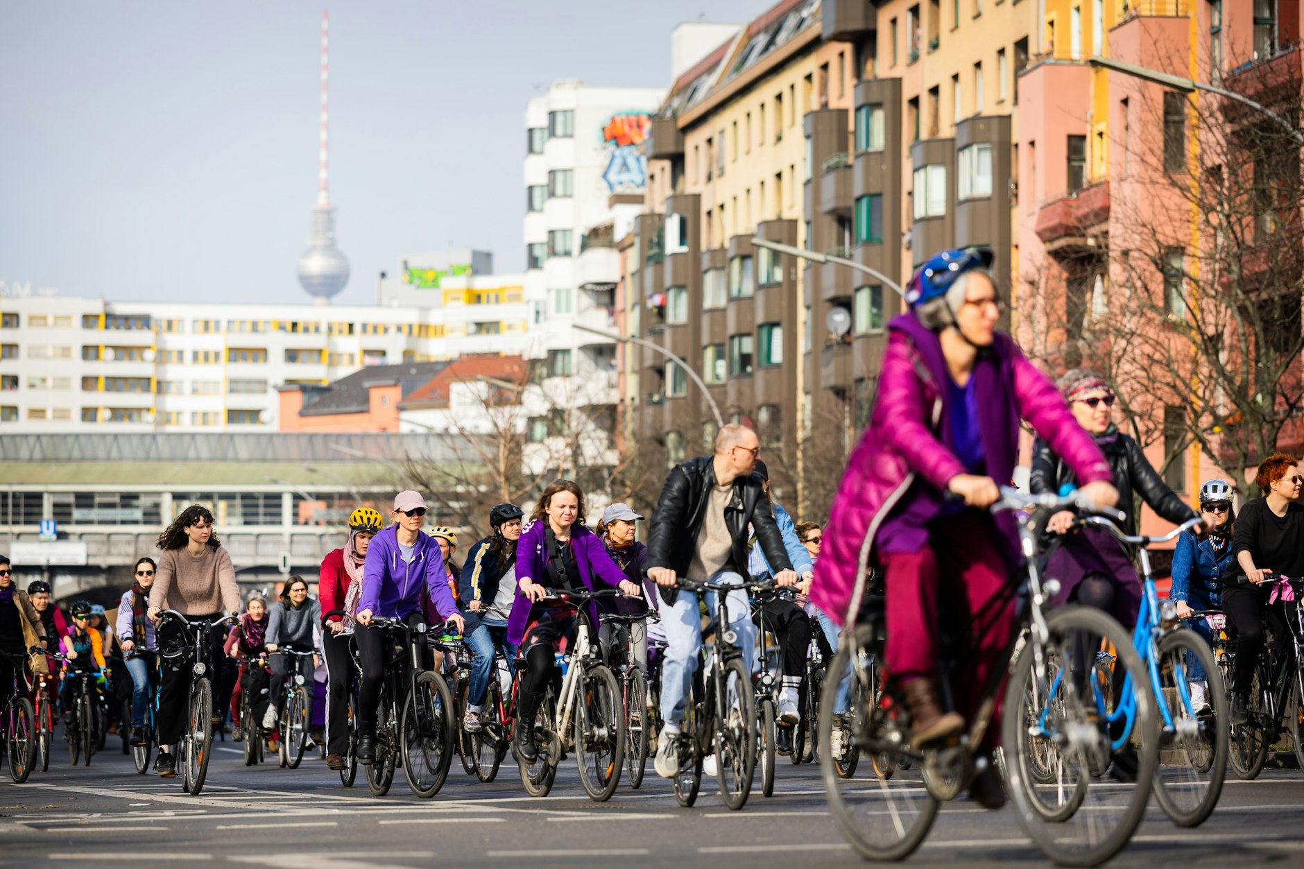 Bei der feministischen Frauen-Fahrrad-Demonstration „Purple Ride“ fuhren Frauen über die Kottbusser Straße.