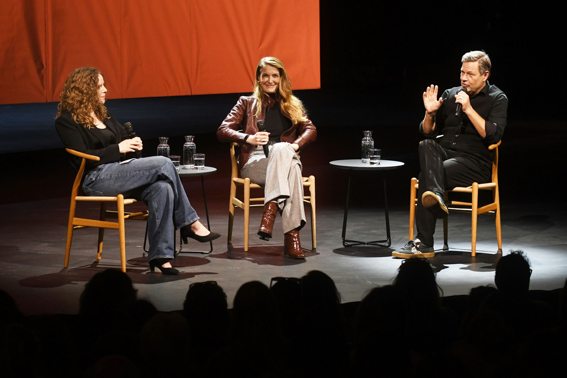 Ansprechende Debatte: Sarah Bosetti (l.), Annika Brockschmidt und Robert Habeck im Berliner Ensemble