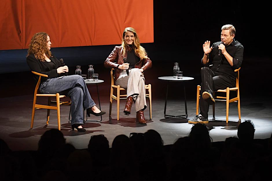 Ansprechende Debatte: Sarah Bosetti (l.), Annika Brockschmidt und Robert Habeck im Berliner Ensemble