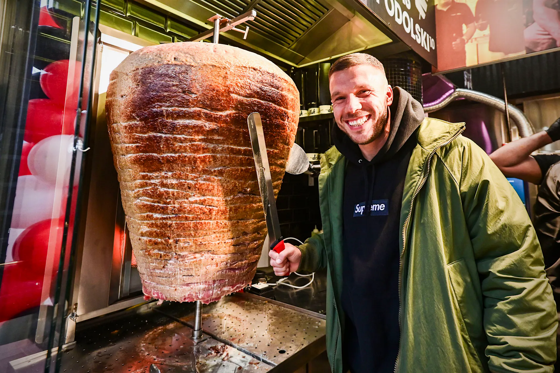 Wann öffnet Lukas Podolski endlich seinen Berliner Döner-Laden bei Kaufland?