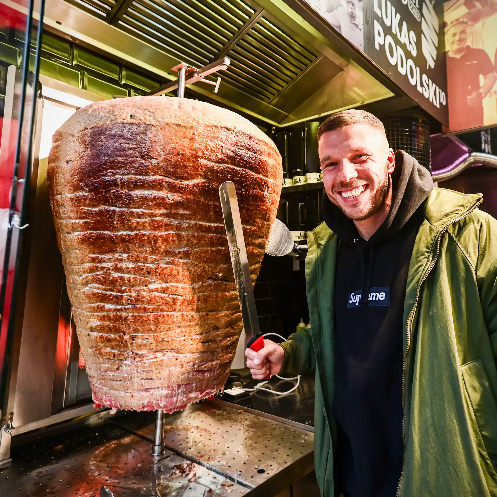 Image - Döner wird billiger! Lukas Podolski eröffnet neue Mangal-Filiale