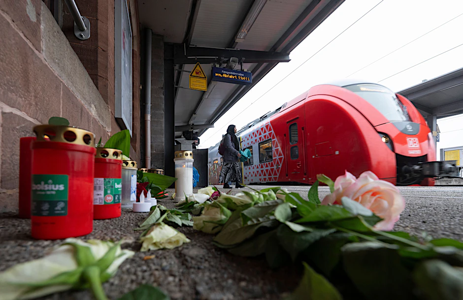 Kerzen und Blumen erinnern auf dem Bahnsteig am Bahnhof in Landstuhl an den getöteten Bahnmitarbeiter Serkan C.