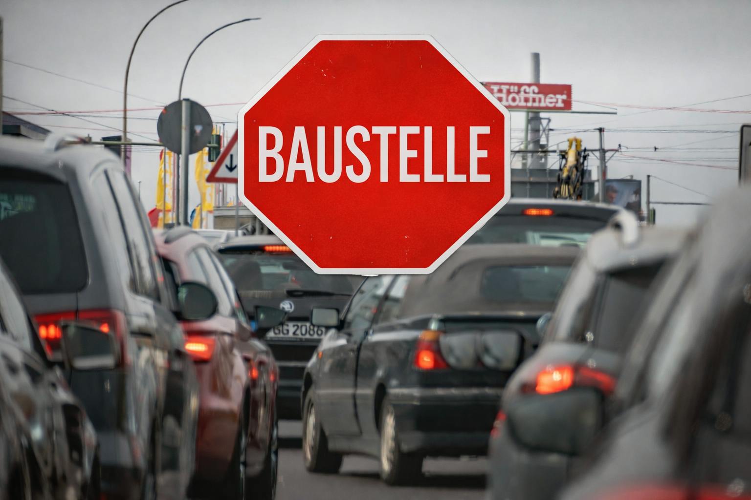 In Lichtenberg, auch an der Rhinstraße, ploppen am Montagmorgen mehrere neue Baustellen auf.