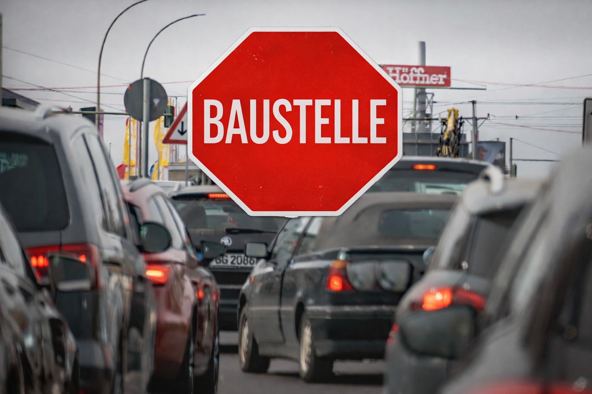 In Lichtenberg, auch an der Rhinstraße, ploppen am Montagmorgen mehrere neue Baustellen auf.