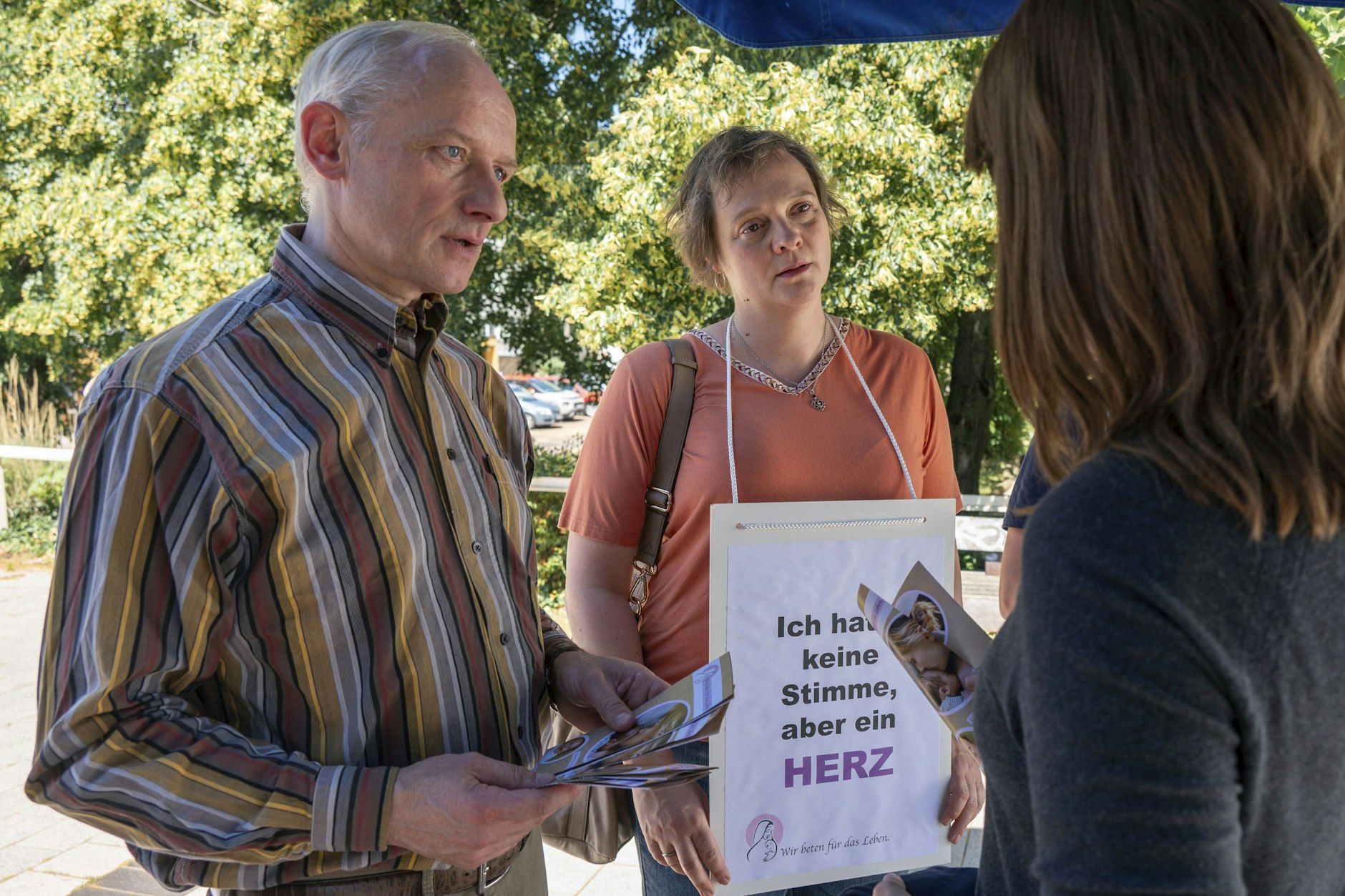 Kommissarin Brasch befragt Abtreibungs-Gegner vor der Praxis, in der das Mordopfer arbeitete.