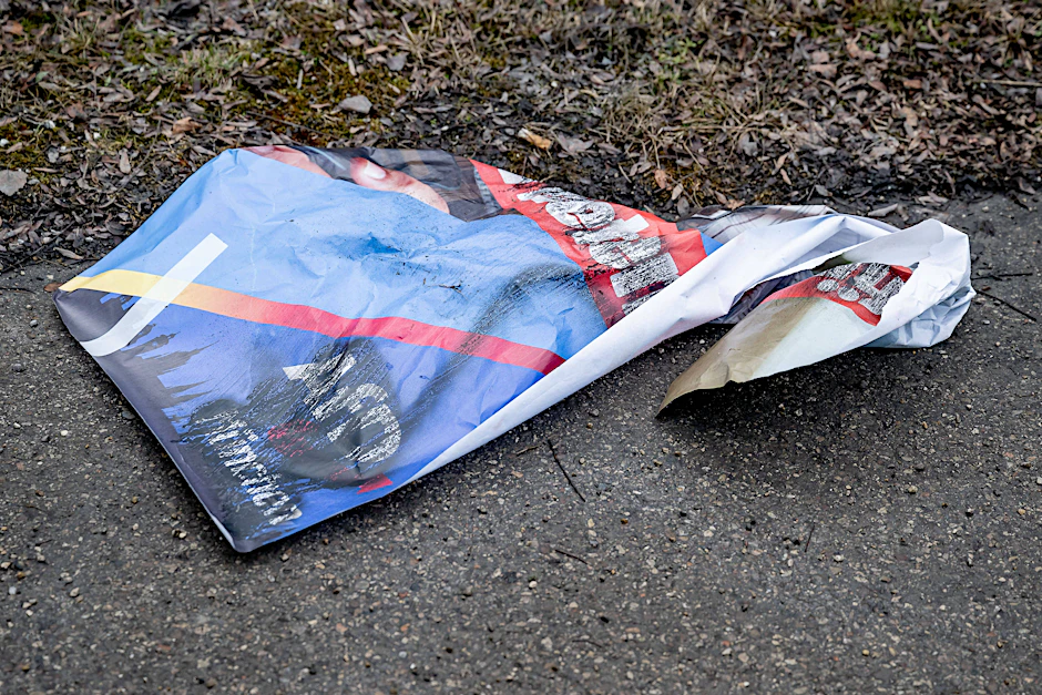 Zerstörtes Wahlplakate zur Kommunalwahl in Bayern 2026.