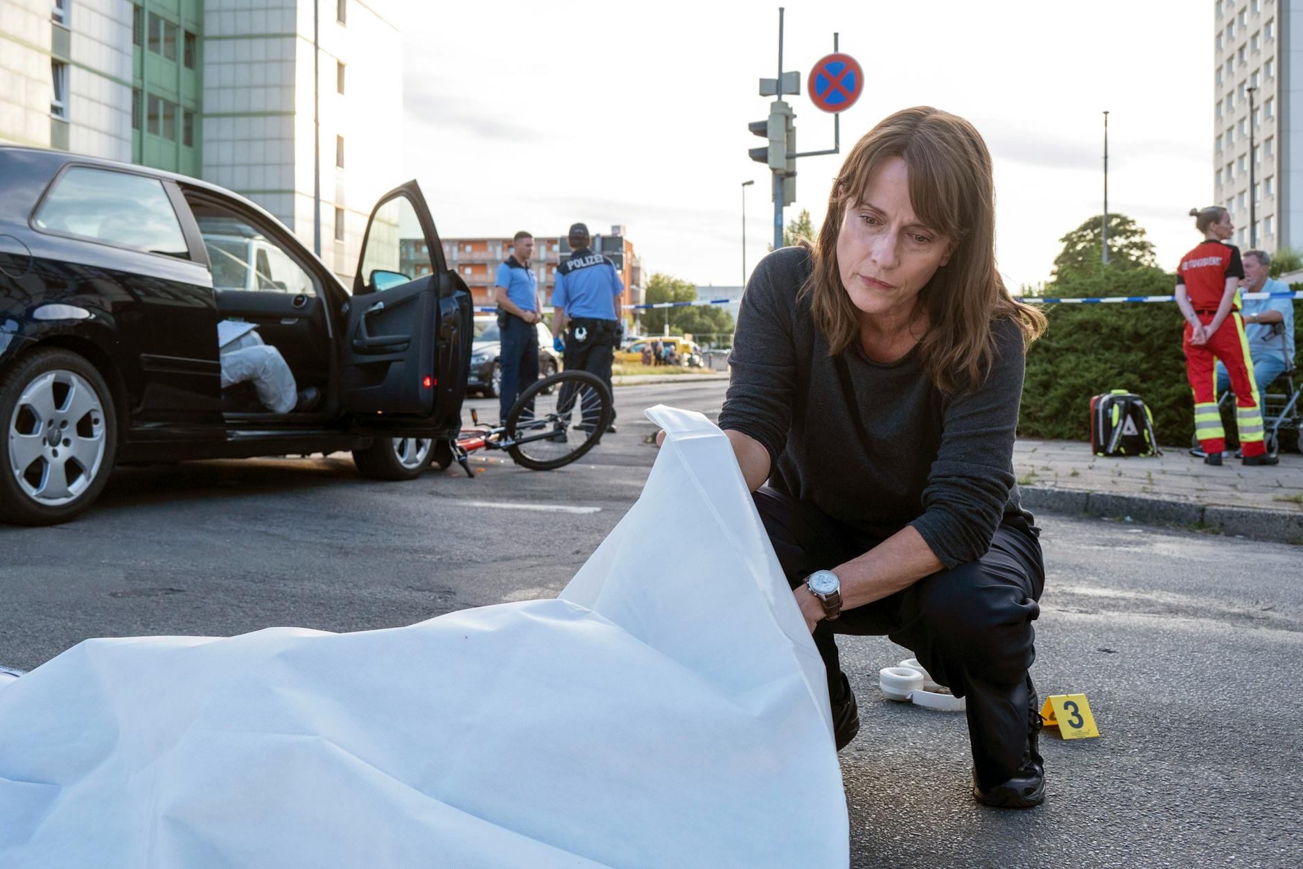 Doreen Brasch (Claudia Michelsen) ist nach dem Unfall am Tatort.