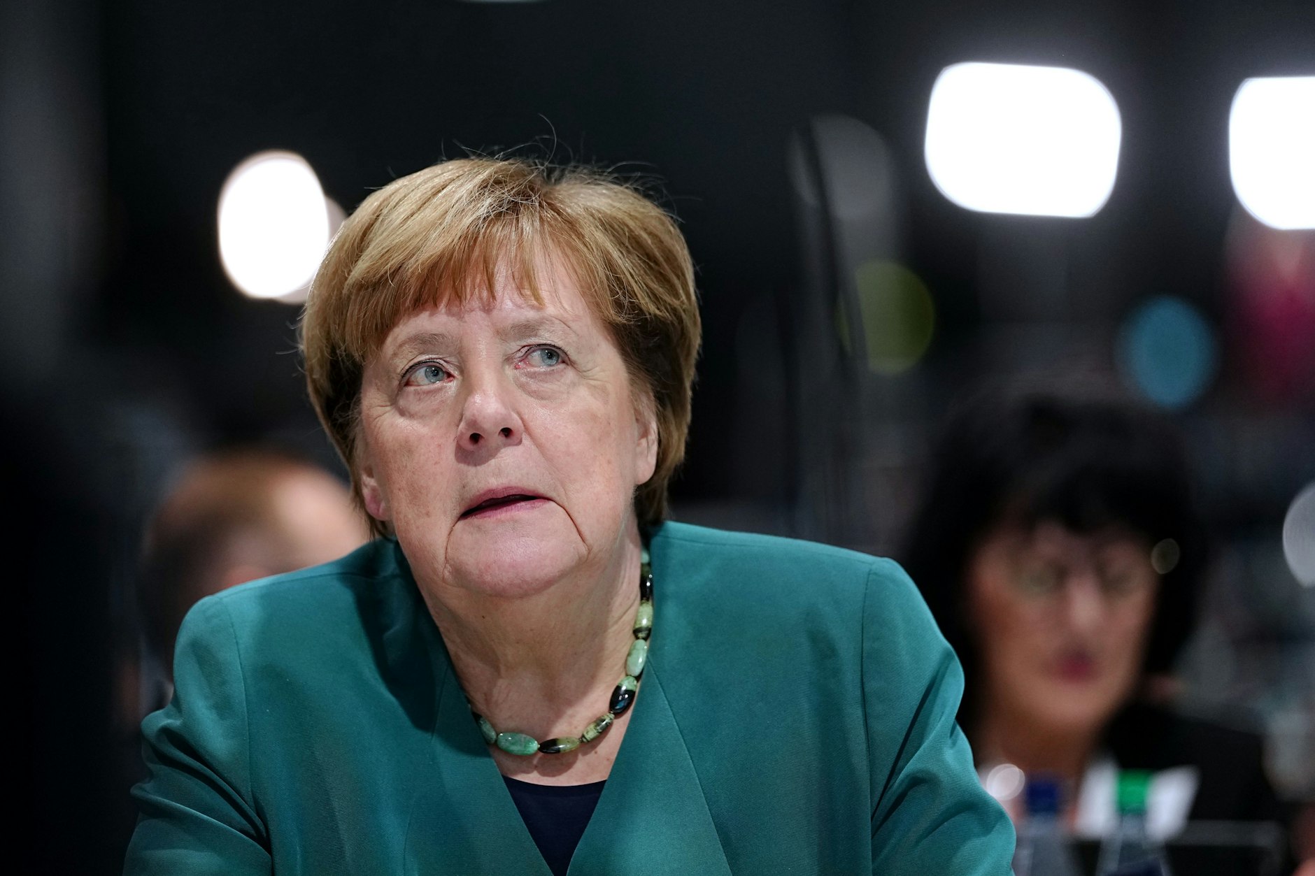 Stuttgart: Die ehemalige Bundeskanzlerin Angela Merkel (CDU) hört der Rede von CDU-Generalsekretär Linnemann beim CDU-Bundesparteitag zu.