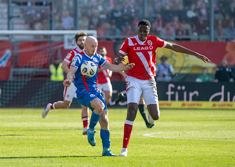 Für Maximilian Krauß (l.) war das Spiel im Trikot des FC Hansa Rostock gegen Energie Cottbus auch eine Rückkehr an die ehemalige Wirkungsstätte.