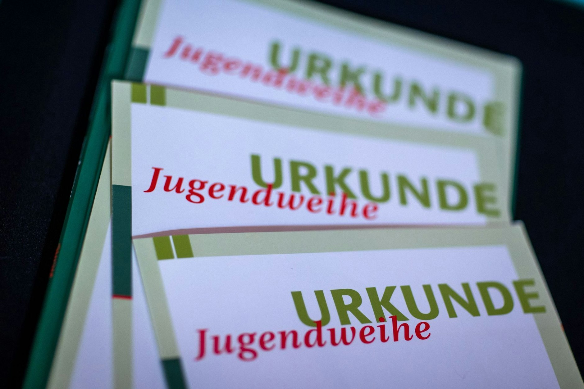 Die Urkunden zur Jugendweihe bei einer Jugendweihefeier.