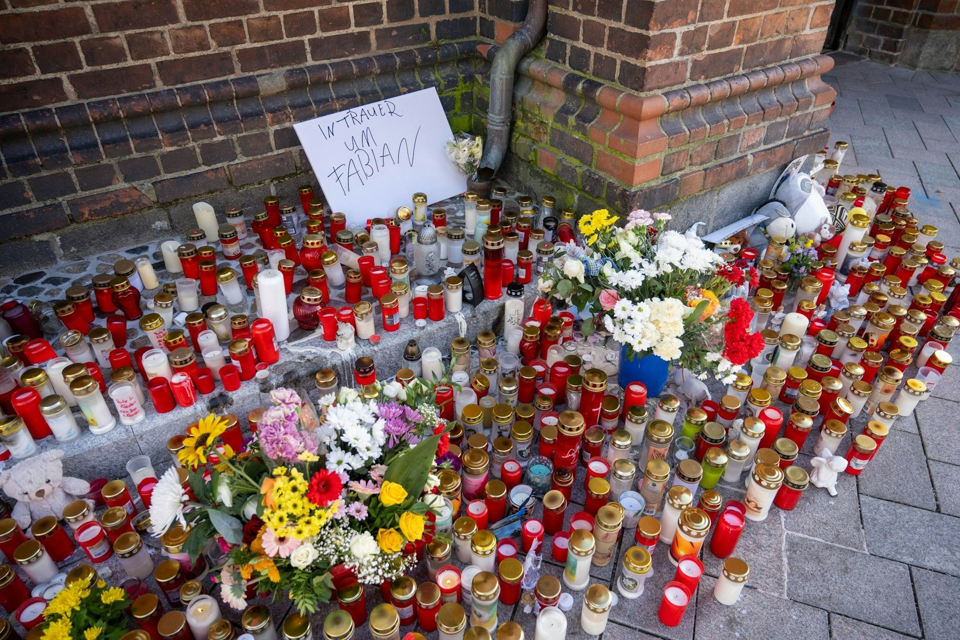 Nach dem Mord an Fabian aus Güstrow war die Trauer groß. Viele Menschen warten aktuell auf neue Erkenntnisse der Ermittler und den Abschluss der Ermittlungen.