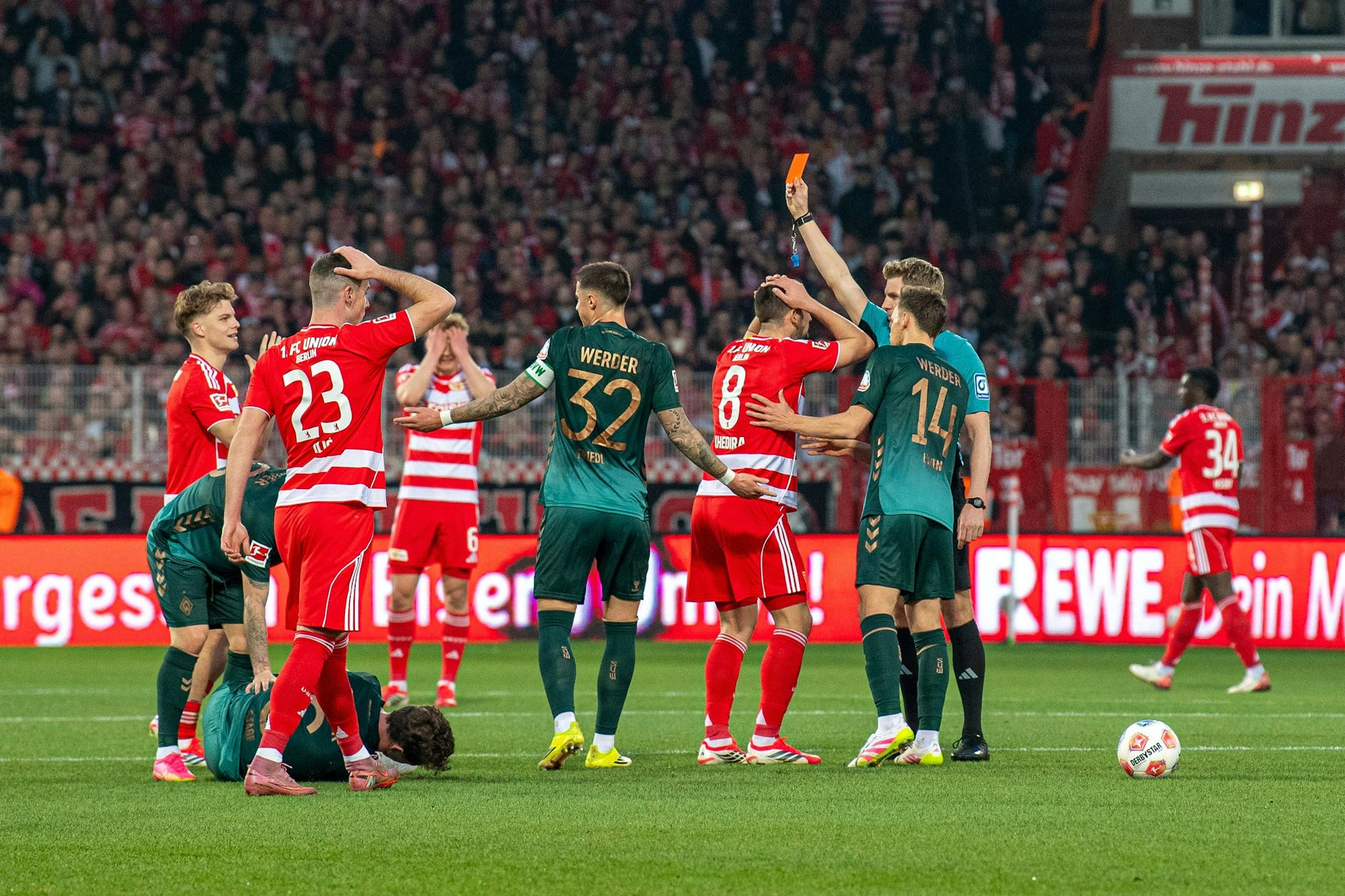 Die entscheidende Szene im Spiel gegen den SV Werder Bremen: Schiedsrichter Timo Gerach (r.) zeigt Andras Schäfer (l.) die Rote Karte – in Unterzahl wurde für den 1. FC Union Berlin aus einer Führung ein Rückstand.