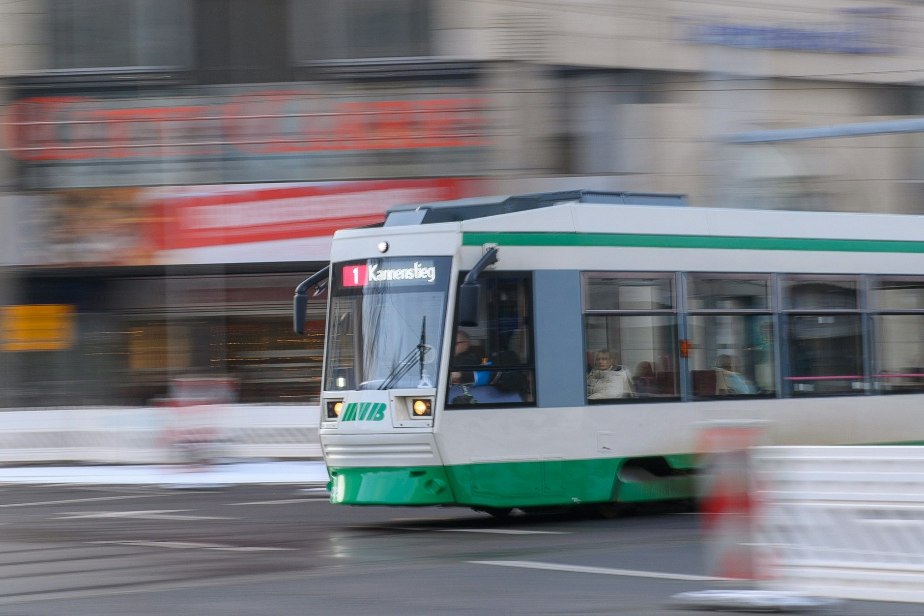 Das Unglück geschah an einer Haltestelle der Kastanienstraße in Magdeburg.