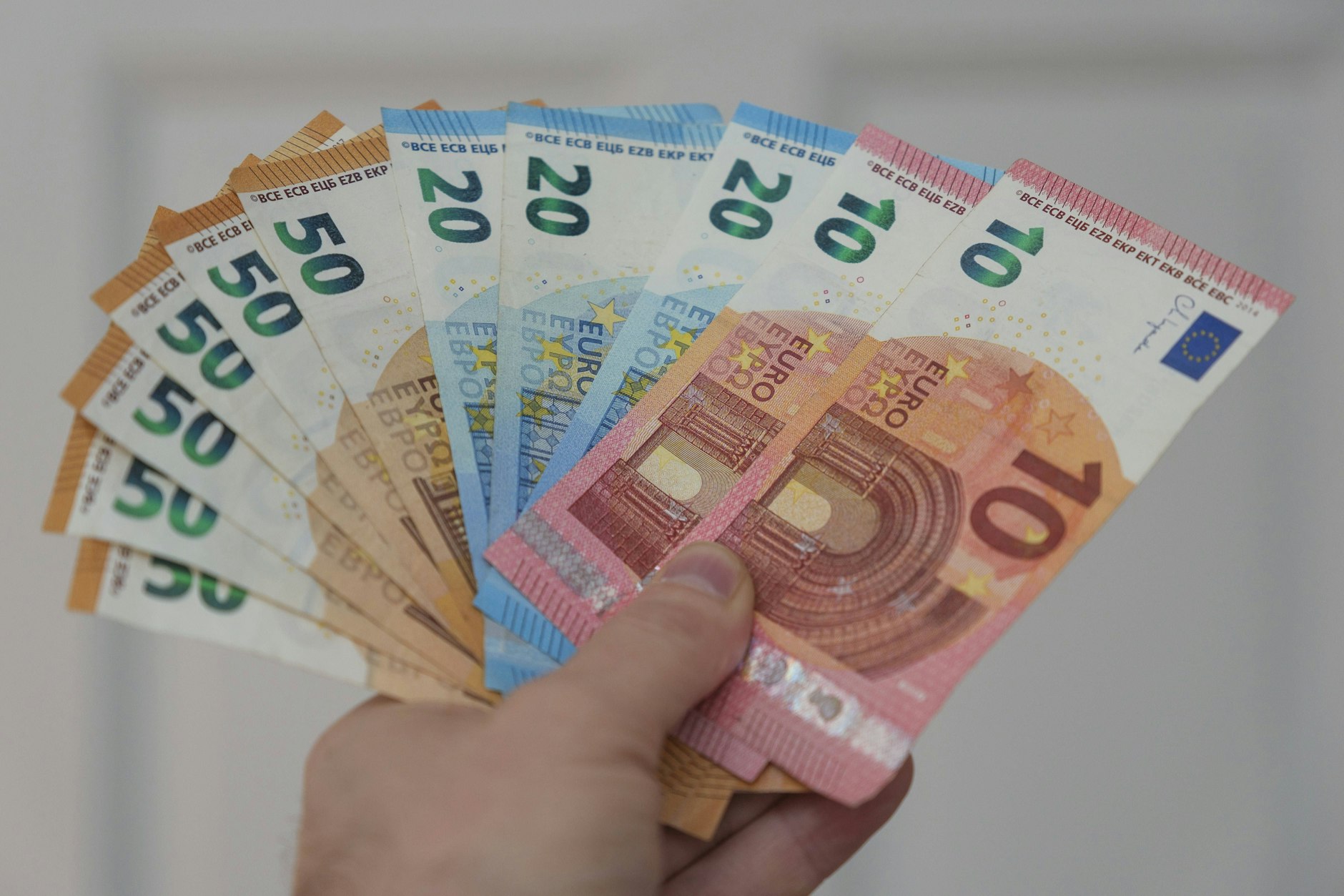 Bisher sind auf den Euroscheinen Brücken und Torbögen zu sehen. Doch das soll sich bald ändern.