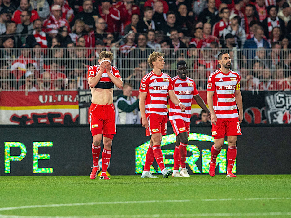 Hängende Köpfe beim 1. FC Union: Aljoscha Kemlein, Leopold Querfeld ,, Stanley Nsoki und Rani Khedira können die Heimpleite gegen Werder Bremen nicht fassen.