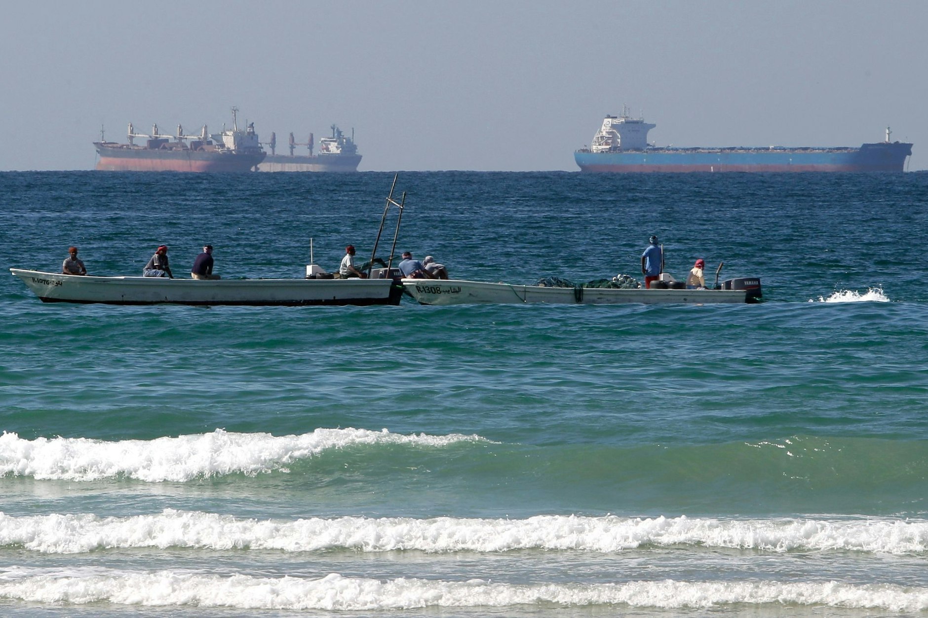 Fischerboote vor Öltankern südlich der Straße von Hormus
