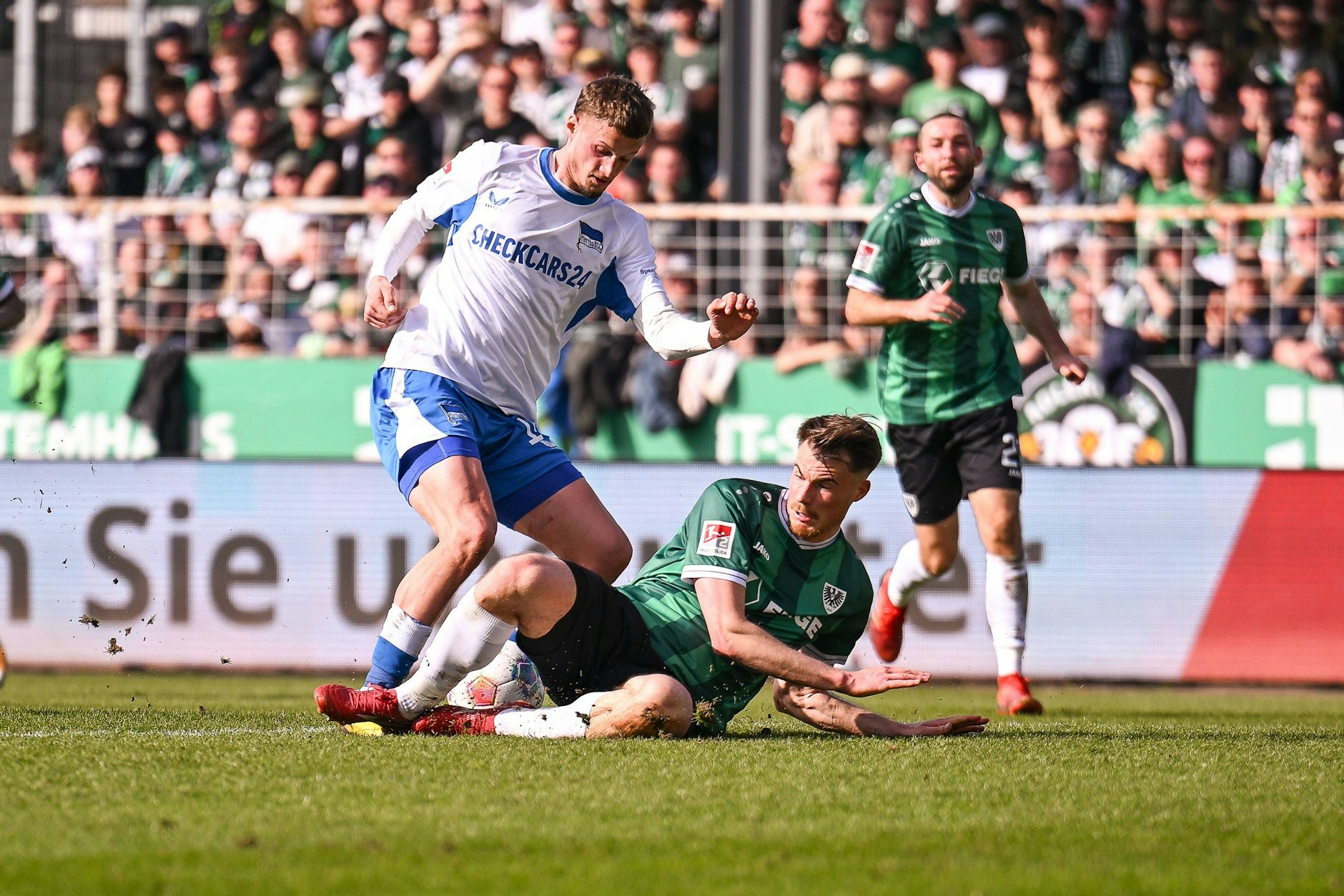 Unstrittiger Elfmeter! Herthas Michael Cuisance wird von Münsters Niko Koulis Preußen Münster im Strafraum  am Schienbein getroffen. 