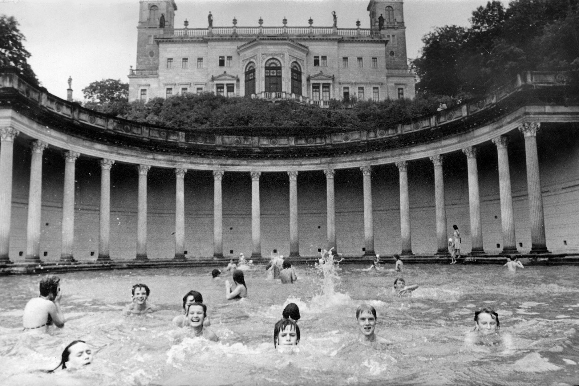 Baden in historischem Ambiente: Von 1951 bis 1990 wurde das Schloss Albrechtsberg als „Pionierpalast“ und Freizeitstätte genutzt.
